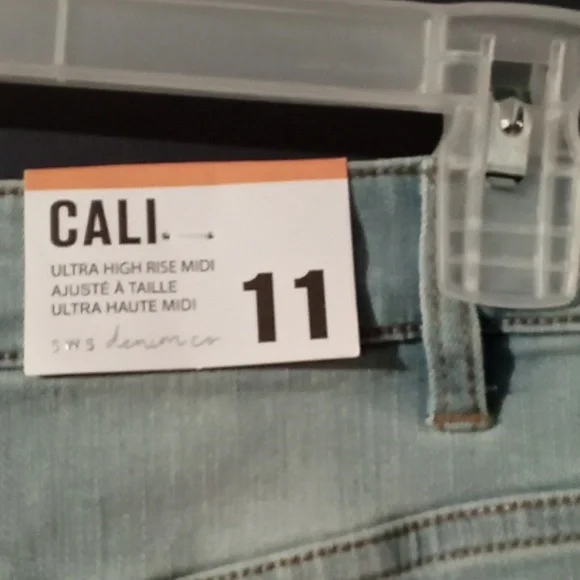 NWT Ultra High Rise Cali Light Blue Distressed Denim Shorts size 11 - Picture 4 of 7